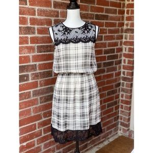 Dress with lace detail S